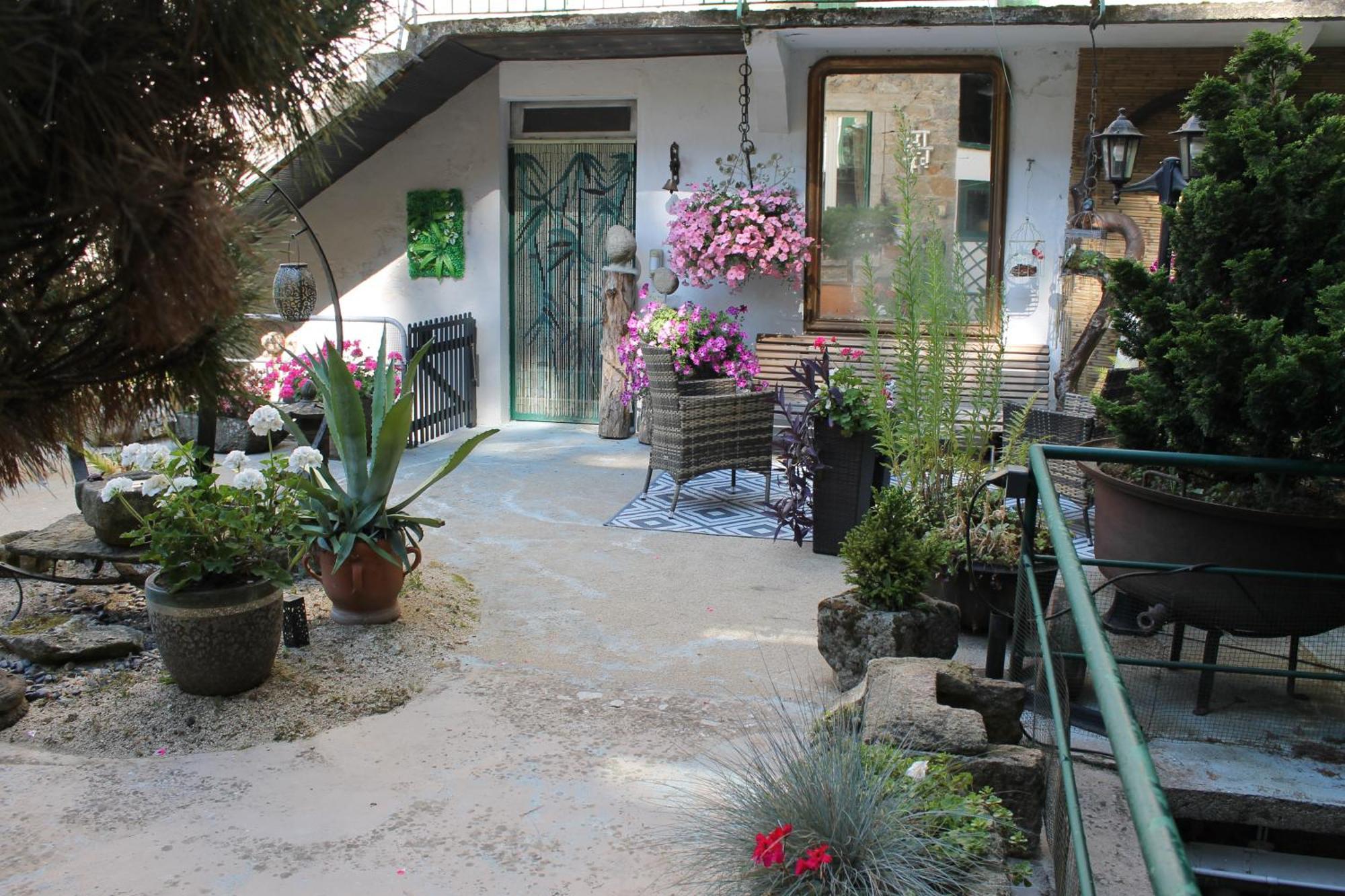 Studio Malou, Cuisine, Salle D'Eau, Terrasse Amenagee Olliergues Exterior photo