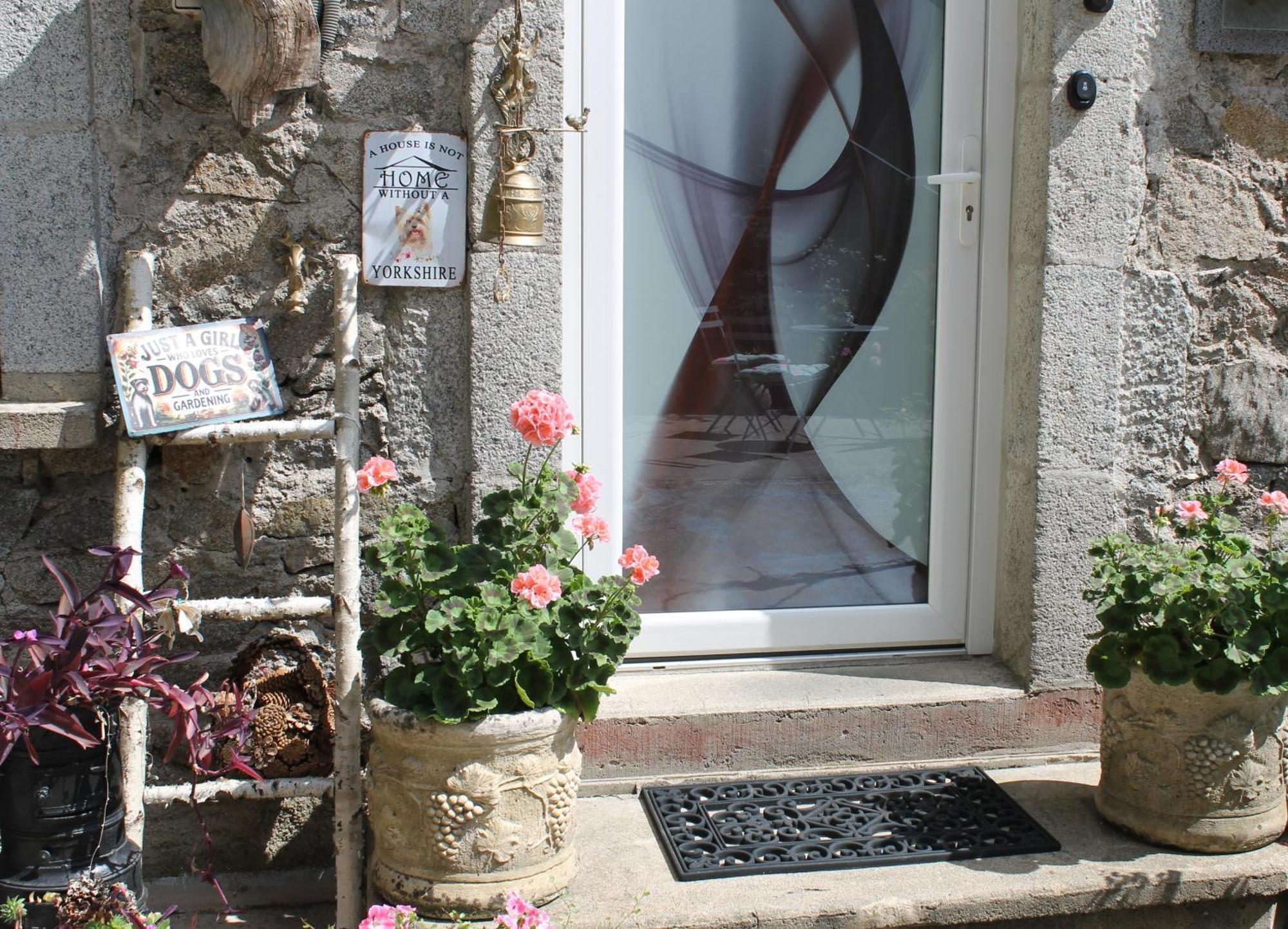 Studio Malou, Cuisine, Salle D'Eau, Terrasse Amenagee Olliergues Exterior photo