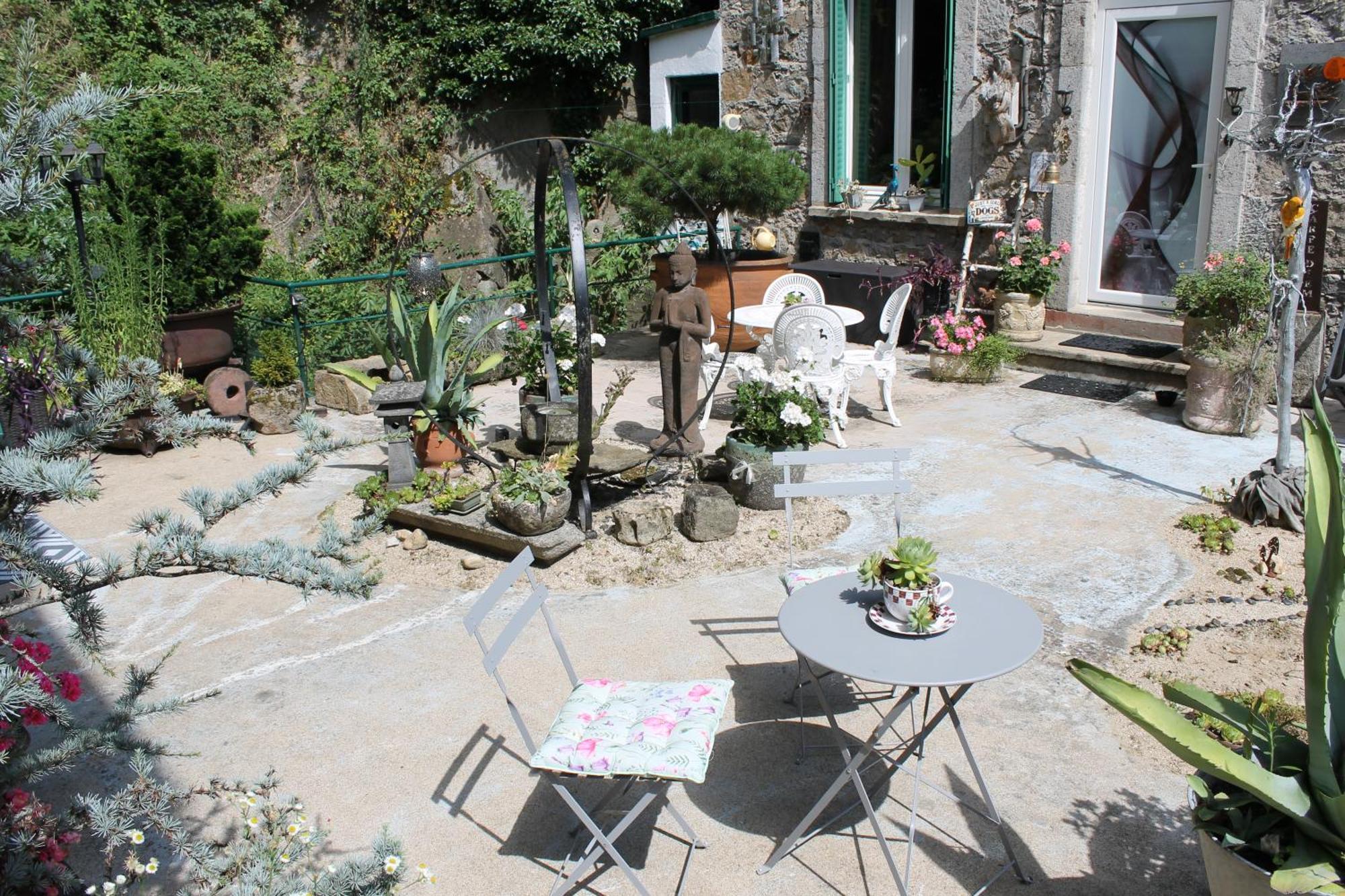 Studio Malou, Cuisine, Salle D'Eau, Terrasse Amenagee Olliergues Exterior photo